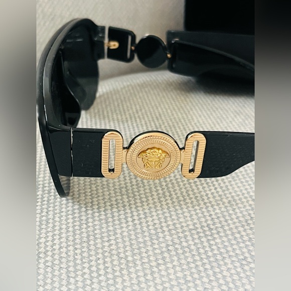 Stylish Versace Black Sunglasses with Gold Accents - Picture 11 of 11